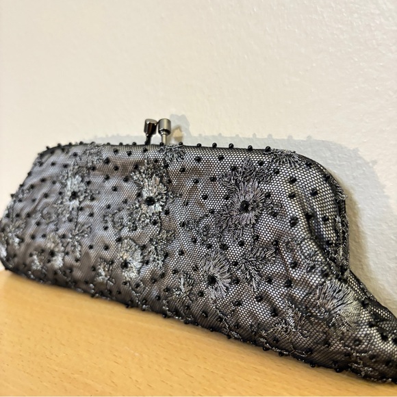 Vintage 1989–94 Vanessa Gunmetal Beaded Lace Evening Clutch w Chain & Kiss-Lock - Picture 3 of 13